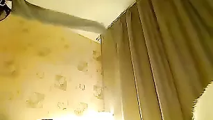 Жаркая брюнетка bondxxxgirl вертит сочной попой