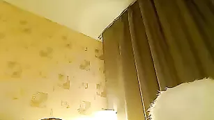 Жаркая брюнетка bondxxxgirl вертит сочной попой