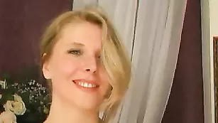 Очкастая баба HotFrenchkiss похотливо трахается с секс игрушкой