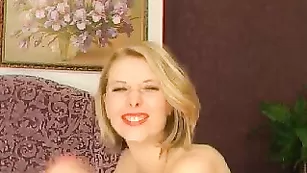 Очкастая баба HotFrenchkiss похотливо трахается с секс игрушкой