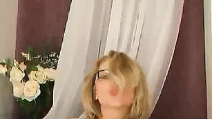 Очкастая баба HotFrenchkiss похотливо трахается с секс игрушкой