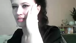 Смазливая дамочка Catsuit смачно теребит свои дырочки