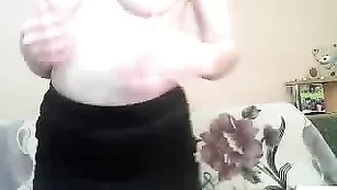 Смазливая дамочка Catsuit смачно теребит свои дырочки