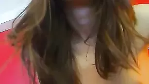 Знойная цыпочка dollinna трахает пизду фаллосом