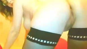 Импозантная чертовка sexytekila трахает пальчиком попу