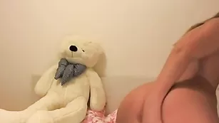 Шальная брюнетка Slivochka яро дрочит обе дырки