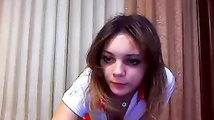 Красивая детка 0viola0 раздевается и ласкает пизду