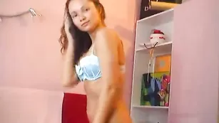 Русская сучка Kittenishh танцует стриптиз