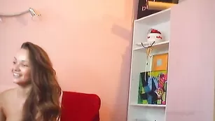 Русская сучка Kittenishh танцует стриптиз