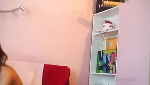 Русская сучка Kittenishh танцует стриптиз