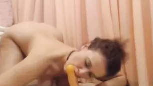 Взрослая бабища catsuit ласкается со страпоном