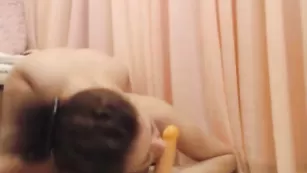 Взрослая бабища catsuit ласкается со страпоном