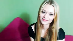 Милая блонда LovelyAngell приятно общается