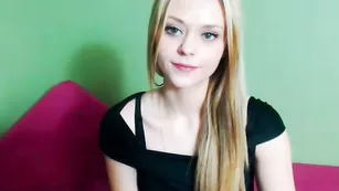 Милая блонда LovelyAngell приятно общается