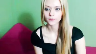 Милая блонда LovelyAngell приятно общается