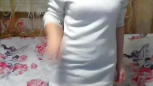 Смазливая куколка olunchik обнажает натуральные сиськи