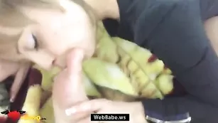 Порочная сука дрочит парню хер и облизывает ноги