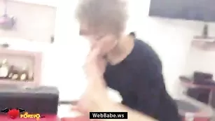 Порочная сука дрочит парню хер и облизывает ноги