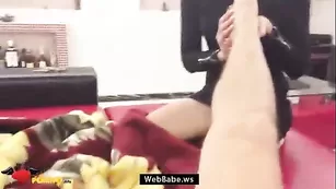 Порочная сука дрочит парню хер и облизывает ноги