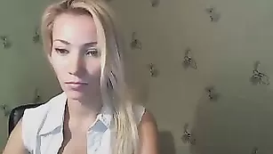 Знойная барышня wetpussy показывает интимные места