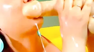 Строптивая телка CrazyDaisy глубоко отсасывает страпон