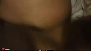 Жаркая брюнеточка отсасывает пенис в бане