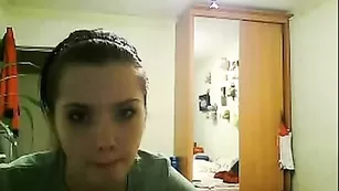 Красивая брюнеточка трахается с парнем на вебку