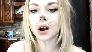 Роскошная курва BarbieGold кокетливо позирует