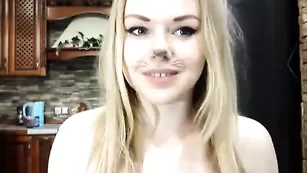 Роскошная курва BarbieGold кокетливо позирует