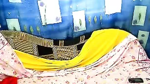 Сексуальная брюнетка ElenGoover теребит киску