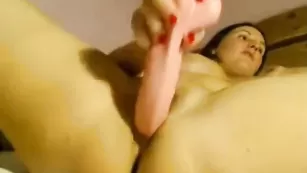 Роскошная потаскушка SimonaCat ласкает дырочки нежными пальчиками