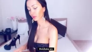 Сногсшибательная сука sexxyangel искушенно мастурбирует пизду