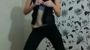 Импозантная кобыла parane танцует стриптиз