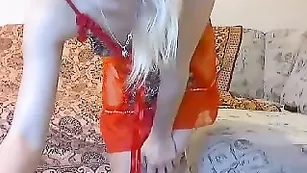 Великолепная littlekris эффектно снимает одежду