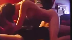 Сочная брюнеточка с натуральными сиськами трахается в пизду