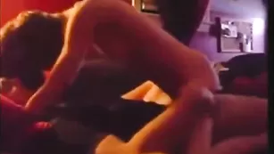 Сочная брюнеточка с натуральными сиськами трахается в пизду