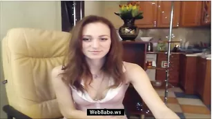 Жаркая шкура развлекается с фаллосом