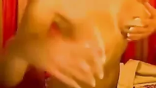 Импозантная пассия Sashkkka теребит мокрую киску