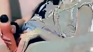 Озорная шалава Amiana мастурбирует клитор