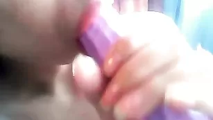 Худенькая путана PrettyGirl92 трахает сочную пизду