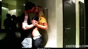 Блонда отсасывает хуй и трахается в задницу