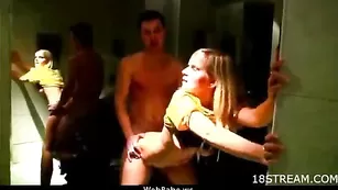 Блонда отсасывает хуй и трахается в задницу