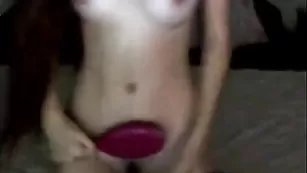 Ненасытная шалава SexyLyna трахает обе дырки