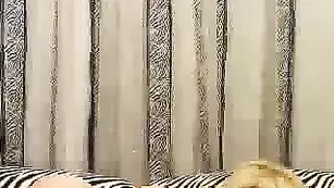 Полная шкура Rennee теребит пилотку фаллосом