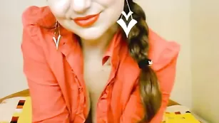 Знойная телка xparadisex ласкает красивые сисечки