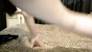 Дикая курва anitta22 наминает рукой клитор