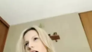Похотливая сука JulianaCandi трахает пизду страпоном