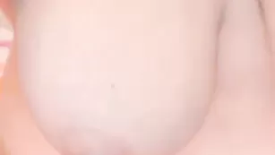 Светловолосая малышка lilygirl ласкает бритые отверстия