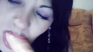 Жаркая дамочка hotdream мастурбирует сочную пилотку