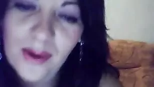 Жаркая дамочка hotdream мастурбирует сочную пилотку